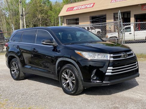 Used 2019 Toyota Highlander LE image 3