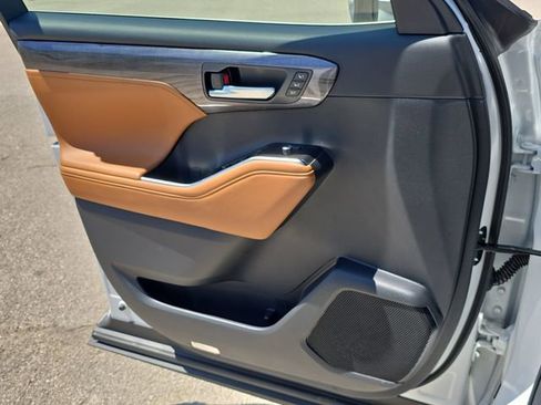 New 2026 Toyota Highlander Platinum image 28