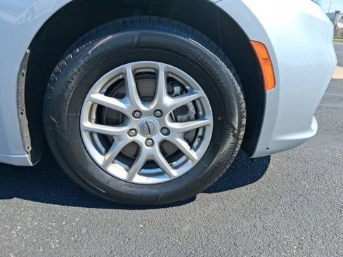 Used 2024 Chrysler Pacifica Touring-L FWD image 5