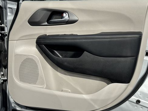 Used 2024 Chrysler Pacifica Touring-L image 15