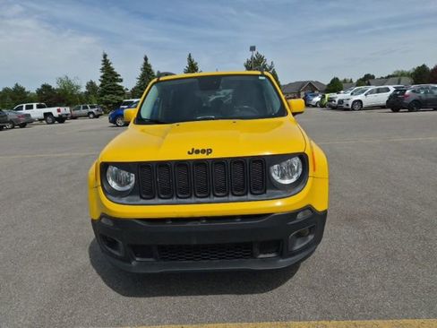 Used 2016 Jeep Renegade Latitude FWD image 2