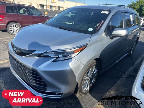 Used 2023 Toyota Sienna Platinum FWD image 19