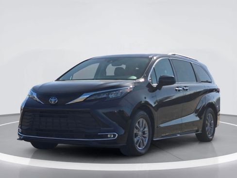 Used 2024 Toyota Sienna XLE FWD image 2