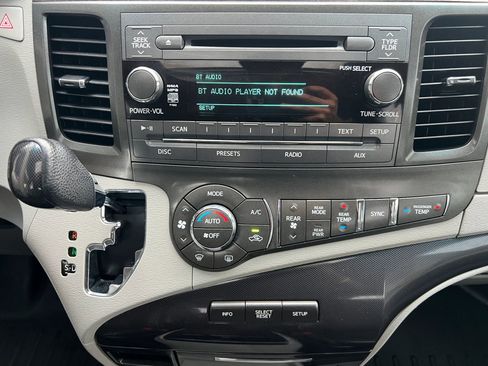 Used 2013 Toyota Sienna SE image 20