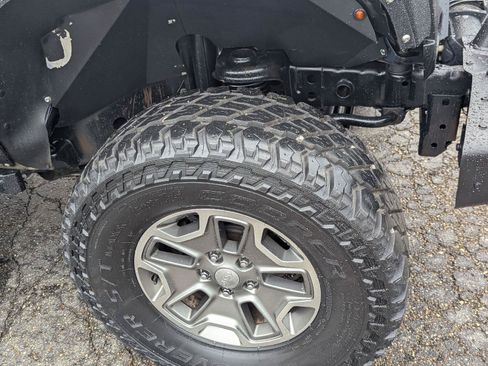Used 2017 Jeep Wrangler Unlimited Rubicon w/ Connectivity Group AWD/4WD image 38