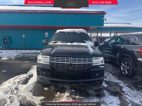 Used 2014 Lincoln Navigator Sport Utility 4D image 2