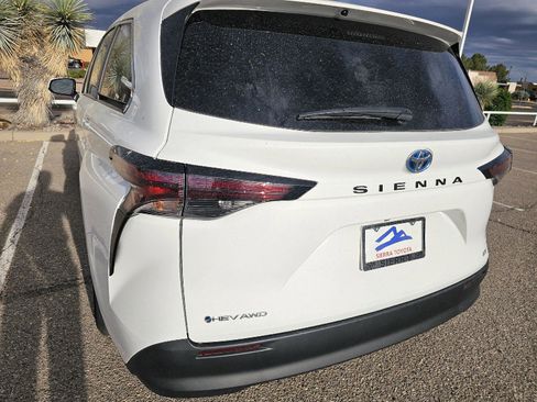 Used 2025 Toyota Sienna LE image 12