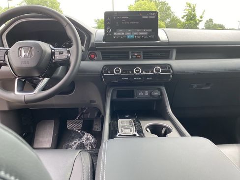 New 2025 Honda Pilot Touring image 5