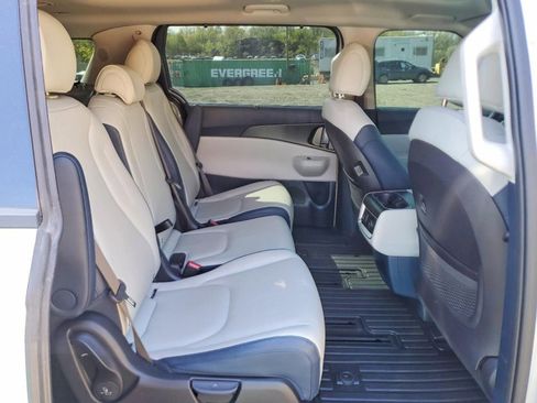 Used 2025 Kia Carnival SX w/ SX Dark Edition Package FWD image 9