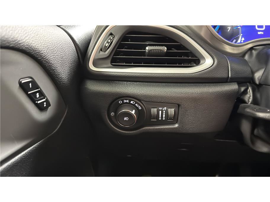 Used 2025 Chrysler Pacifica Select FWD image 41