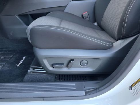 Used 2023 Nissan Rogue SV image 17