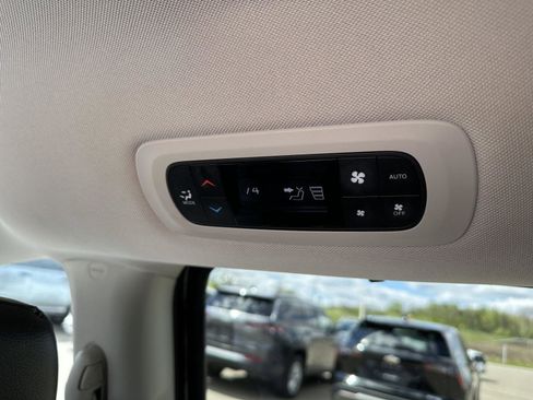 Used 2022 Chrysler Pacifica Touring-L FWD image 17
