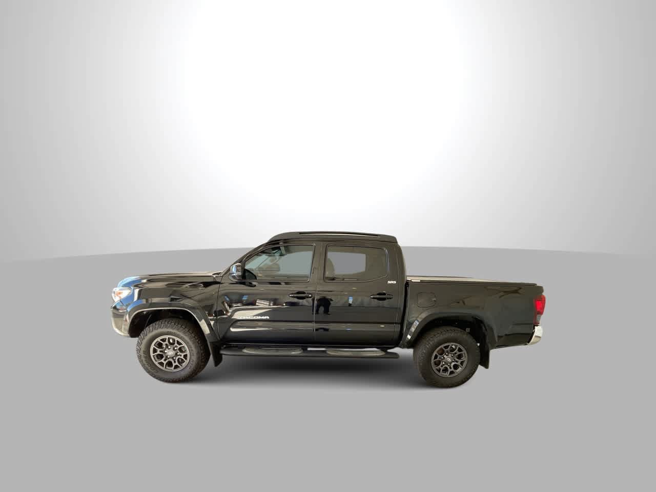 Used 2018 Toyota Tacoma SR5 AWD/4WD image 5