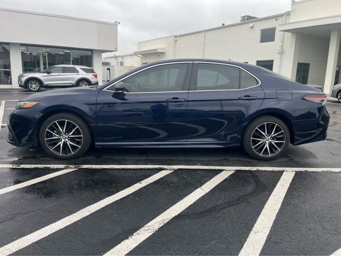 Used 2021 Toyota Camry SE w/ Convenience Package FWD image 4