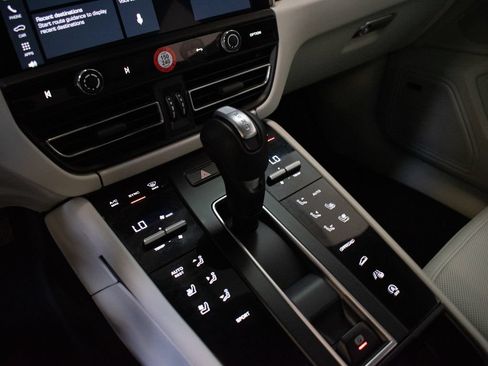 Certified 2026 Porsche Macan AWD/4WD image 31