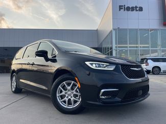 Used 2024 Chrysler Pacifica Touring-L video 1