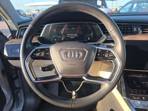 Used 2019 Audi e-tron Prestige w/ Prestige Package AWD/4WD image 5