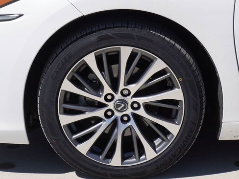 Used 2021 Lexus ES 350 w/ Premium Package image 4