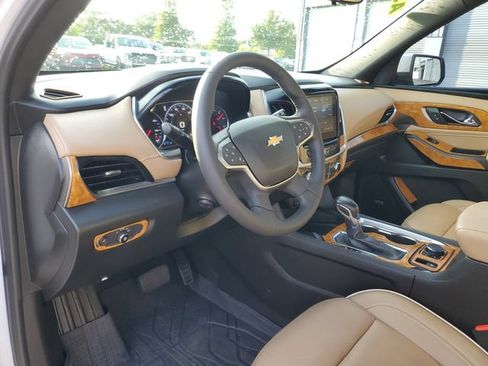 Used 2022 Chevrolet Traverse Premier FWD image 19