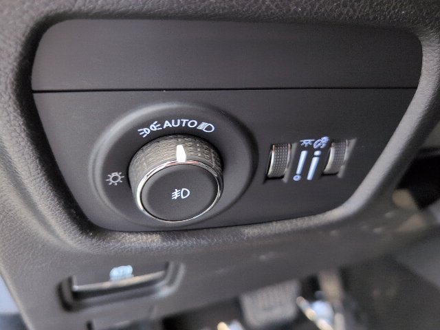 Used 2023 Jeep Grand Cherokee Limited AWD/4WD image 17