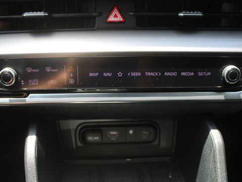 Certified 2024 Kia Sportage EX FWD image 39