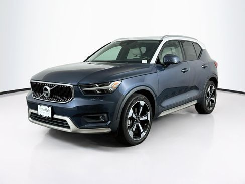 Used 2021 Volvo XC40 T5 Momentum w/ Premium Package AWD/4WD image 3