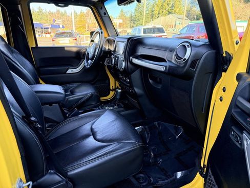 Used 2015 Jeep Wrangler Unlimited Sahara w/ Connectivity Group image 26