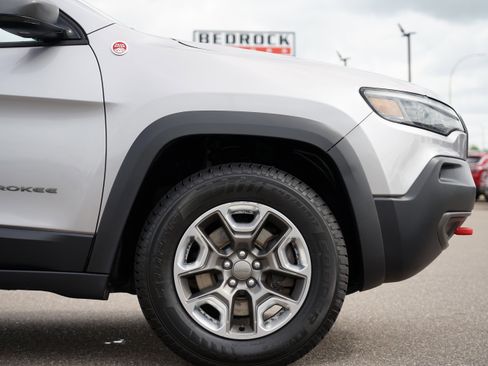Used 2019 Jeep Cherokee Trailhawk w/ Cold Weather Group AWD/4WD image 11