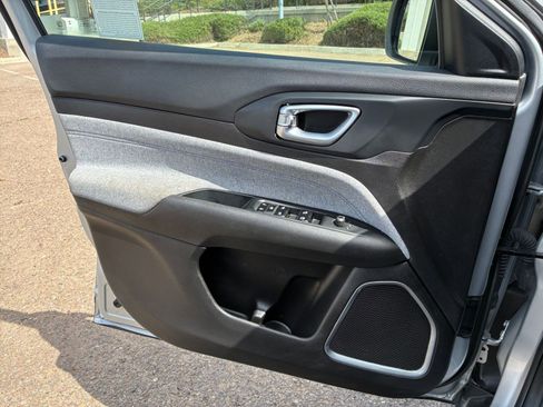 Used 2025 Jeep Compass Latitude image 18