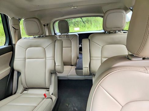 Used 2023 Lincoln Aviator AWD w/ Premium Package image 7