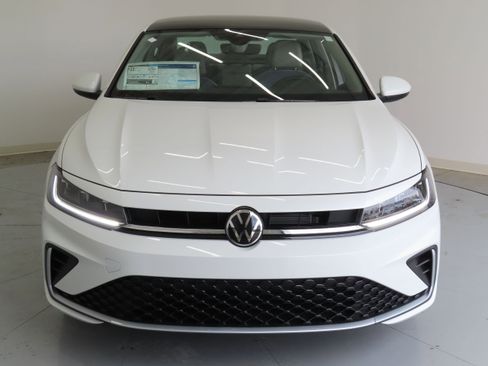 New 2025 Volkswagen Jetta SE image 10