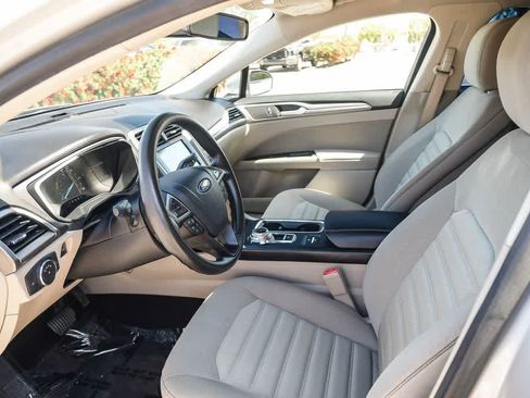 Used 2019 Ford Fusion SE FWD image 16