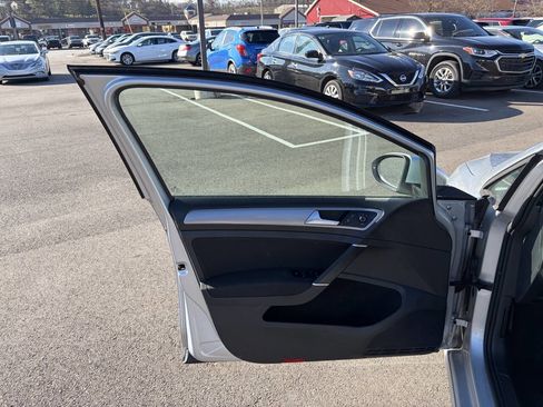 Used 2016 Volkswagen e-Golf SE w/ DC Fast Charging Package image 16