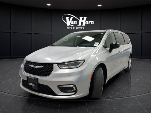 Used 2024 Chrysler Pacifica Touring-L FWD image 3