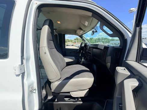 Used 2018 Chevrolet Express 2500 w/ Driver Convenience Package RWD image 11
