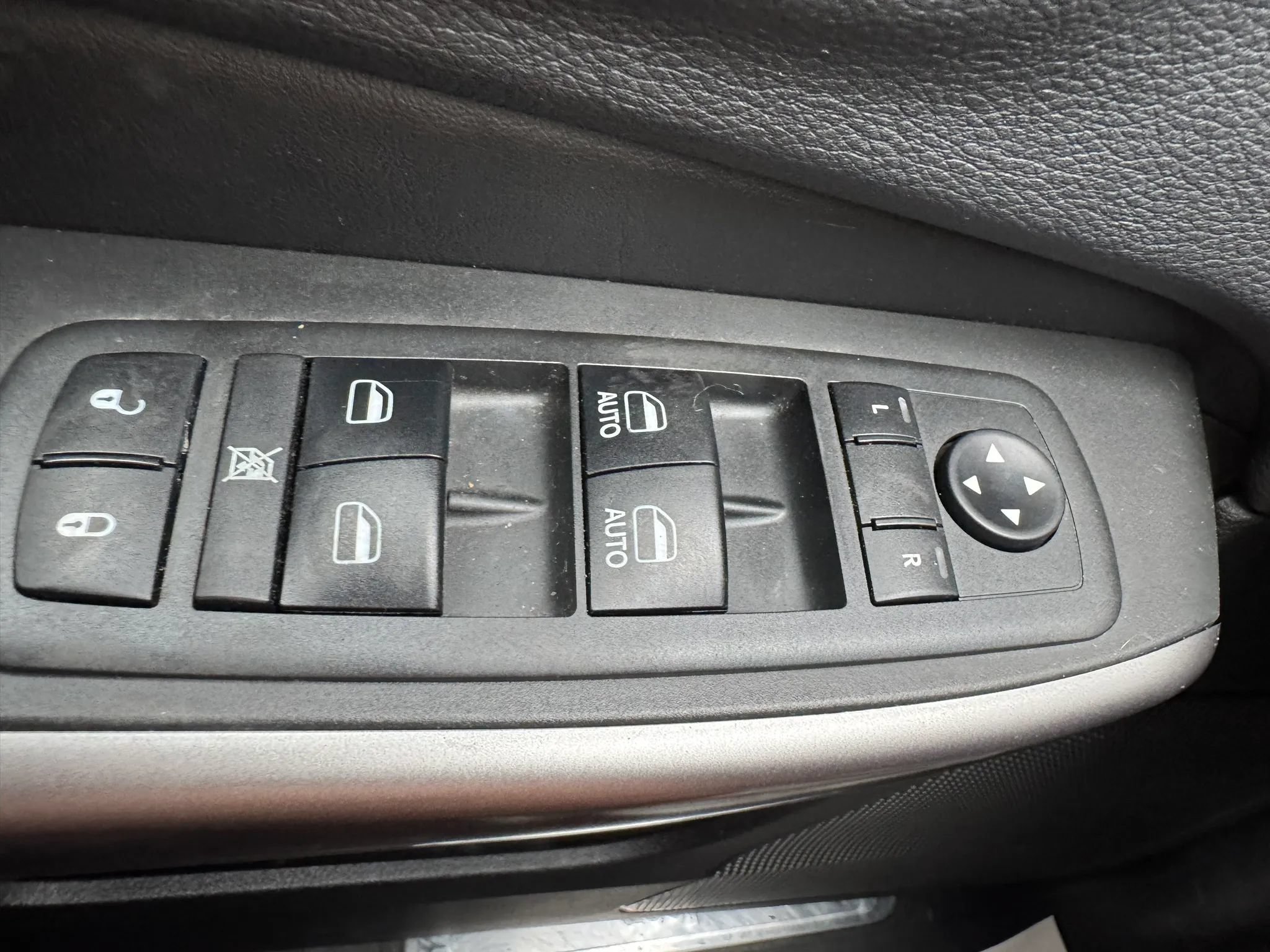 Used 2019 Jeep Cherokee Overland w/ Technology Group AWD/4WD image 13