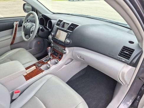 Used 2012 Toyota Highlander Limited w/ Tow Pkg FWD image 22