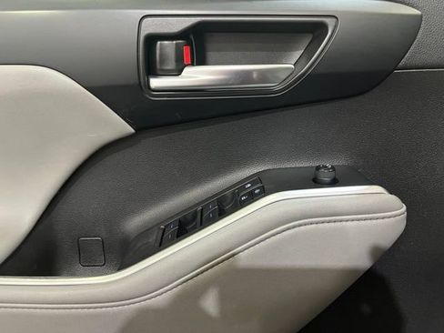 Used 2022 Toyota Highlander XLE AWD/4WD image 16