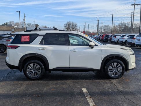 Certified 2024 Nissan Pathfinder SV image 4