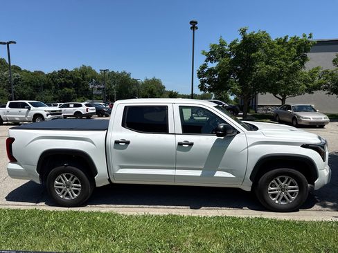 Used 2022 Toyota Tundra SR5 w/ SR5 Convenience Package AWD/4WD image 4