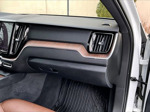 Used 2022 Volvo XC60 B5 Momentum image 18