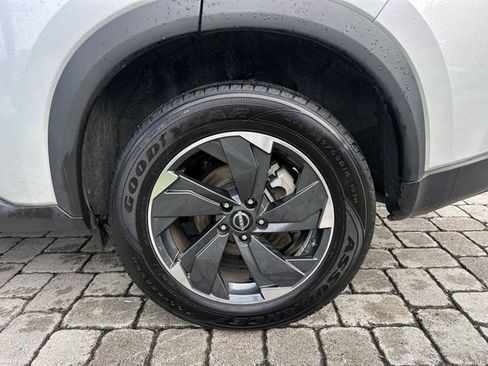 Used 2024 Nissan Rogue SV FWD image 11