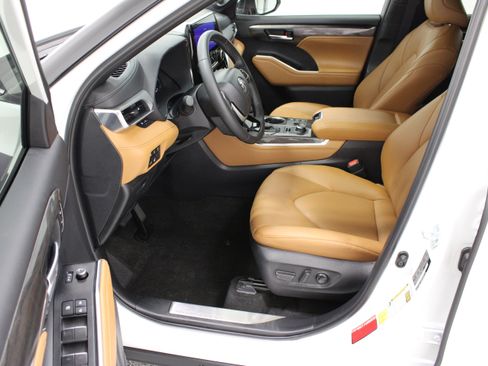Used 2026 Toyota Highlander Platinum AWD/4WD image 13