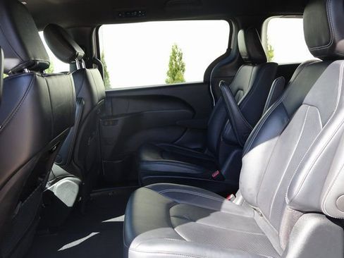 Used 2024 Chrysler Pacifica Limited FWD image 17