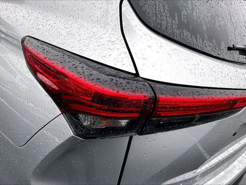 Used 2022 Toyota Highlander XLE image 32