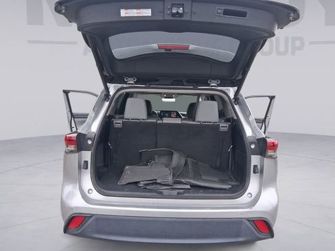 Used 2023 Toyota Highlander XLE FWD image 19