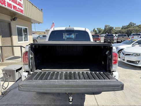 Used 2018 Toyota Tacoma TRD Off-Road w/ Technology Package AWD/4WD image 5