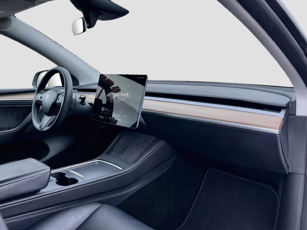 Used 2024 Tesla Model Y Long Range RWD image 29