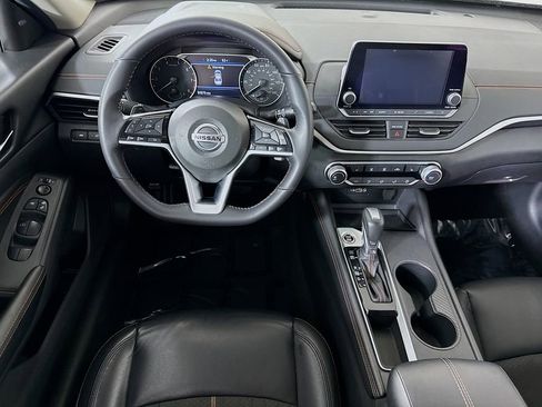 Used 2021 Nissan Altima 2.5 SR w/ SR Premium Package FWD image 3