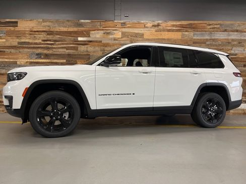 New 2025 Jeep Grand Cherokee L Altitude image 18